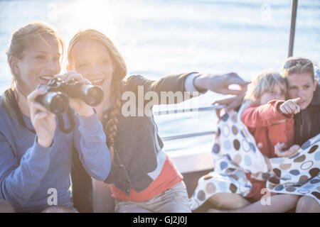 Giovane donna turistica e la ragazza con il binocolo sul viaggio in barca, Cape Town, Sud Africa Foto Stock