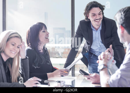 Imprenditori e imprenditrici riunione in ufficio Foto Stock