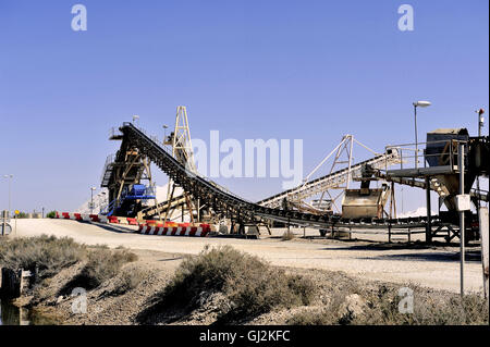 Sito azienda operativa di Aigues-Mortes salina nella Camargue dove fascicolatori di colline di stack di sale marino. Foto Stock