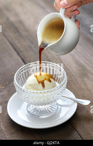 Affogato, versando il caffè espresso al gelato, italiano semplice dessert Foto Stock
