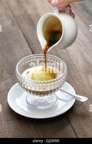Affogato, versando il caffè espresso al gelato, italiano semplice dessert Foto Stock