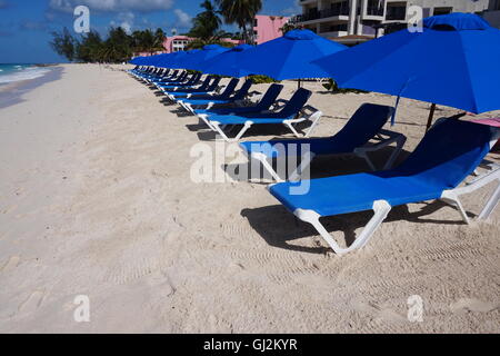 Sedie a sdraio sul Dover spiaggia pubblica, Barbados Foto Stock