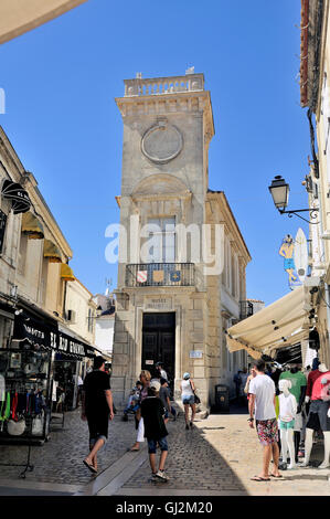 A piedi attraverso una strada pedonale dello shopping di Saintes-Maries-de-la-Mer in piena estate. Foto Stock