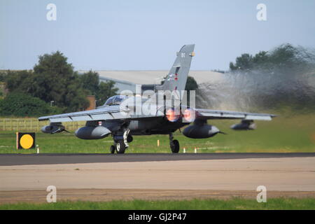 Il Tornado GR4 da 41 (R) il test e la valutazione del squadron basato a RAF Coningsby nel Lincolnshire prende il largo utilizzo postcombustore. Foto Stock