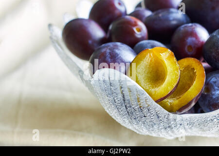 Le prugne di coppa di frutta sul tavolo. Spazio di copia Foto Stock