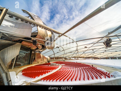 Jay Pritzker Pavillion al Millenium Park di Chicago in Illinois. Jay Pritzker padiglione musicale nella neve in inverno. Foto Stock