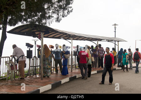 Viaggiatore e di Malaysian persone viaggiare e usare il binocolo cercando la città di Penang a bukit bendera on April 26, 2016 in Penang, malese Foto Stock