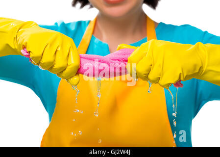 Casalinga spreme panno rosa, mani close-up su sfondo bianco Foto Stock