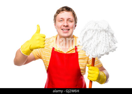 Uomo felice casalinga con un mop nella sua mano su uno sfondo bianco Foto Stock
