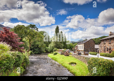 Beddgelert e il fiume Glaslyn, Parco Nazionale di Snowdonia, Gwynedd, Wales, Regno Unito Foto Stock
