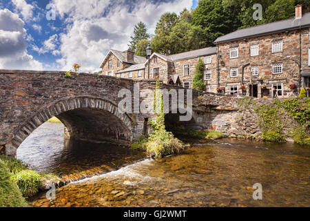 Ponte sul Fiume Glaslyn a Beddgelert, Parco Nazionale di Snowdonia, Gwynedd, Wales, Regno Unito Foto Stock