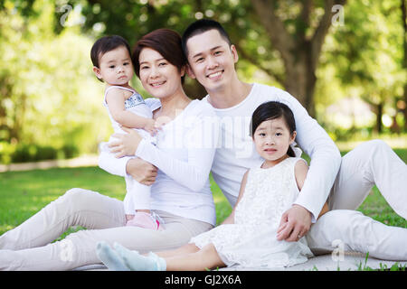 Giovane famiglia asiatica al parco. Foto Stock