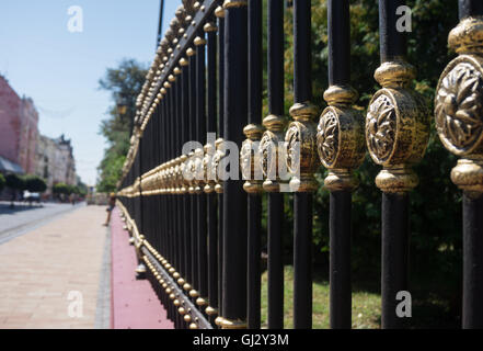 Parco antico recinto su una strada pedonale Olga Kobylianska in Chernivtsi, Ucraina. Foto Stock