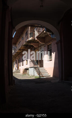 Le vecchie case in Chernivtsi, Ucraina. Vista dalla porta del cortile. Foto Stock