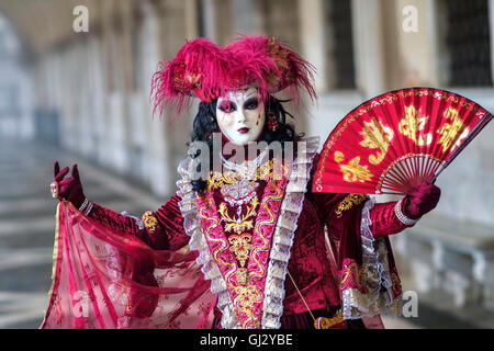 In posa in costume di carnevale e maschera durante il Carnevale di Venezia, San Marco distretto. Foto Stock