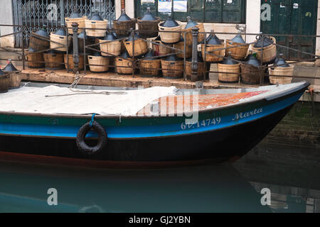 Il trasporto di bottiglie di vino a Venezia. Foto Stock