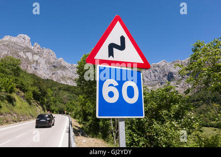 Velocità cartello stradale sulla strada tortuosa quasi Fuente De village, che ha una macchina di cavo per un viaggio popolare fino ad alte montagne. Foto Stock