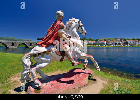 Il Portogallo, MInho: Statua di un soldato romano a cavallo chiamando le sue truppe sull'altro lato del fiume Lima a Ponte de Lima Foto Stock