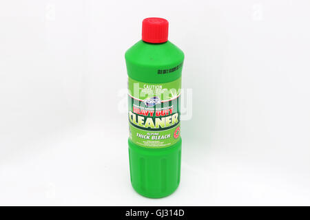 Aldi Australia prodotto domestico, candeggina in verde bottiglia di plastica contro uno sfondo bianco Foto Stock