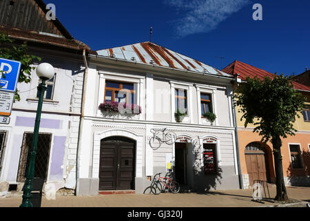 KEZMAROK, Slovacchia - Luglio 08, 2016: Il vecchio edificio storico con cancello di ingresso e due biciclette in Kezmarok, Alti Tatra Foto Stock