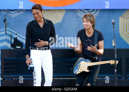 Robin Roberts (L) e Keith Urban su ABC della 'Good Morning America' al riquadro Rumsey Central Park a luglio 11, 2014 a New York. Foto Stock