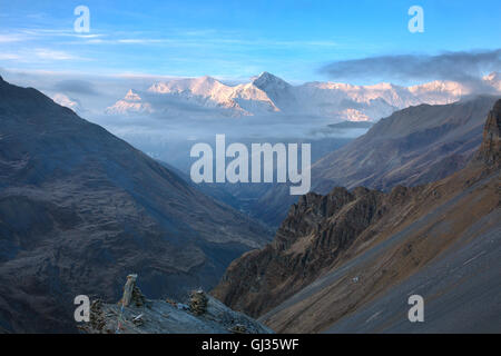 Bellissimo paesaggio di montagna poco prima dell'alba, catena Hannapurna in Himalaya, Nepal. Foto Stock