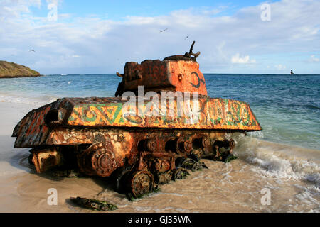 Vecchio arrugginito e dipinto di resti di un US Army serbatoio sul flamenco beach, Culebra Island, Puerto Rico Foto Stock