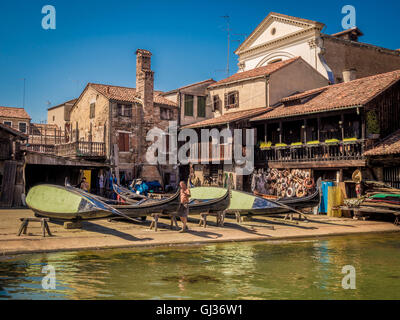 Squero di San Trovaso, Boat Yard. Dove le gondole venetain sono realizzati. Venezia, Italia. Foto Stock
