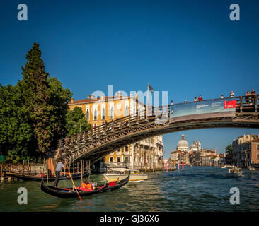 Gondola sul Canal Grande a Venezia con il ponte dell'Accademia in background. Foto Stock