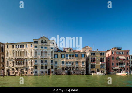 Alla veneziana tradizionali edifici lungo il Gran Canale. Venezia, Italia. Foto Stock