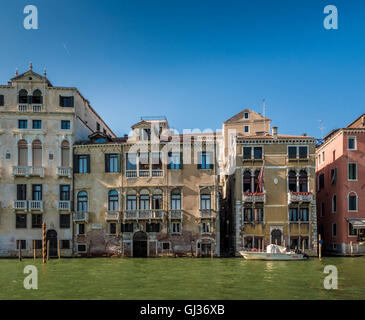 Alla veneziana tradizionali edifici lungo il Gran Canale. Venezia, Italia. Foto Stock