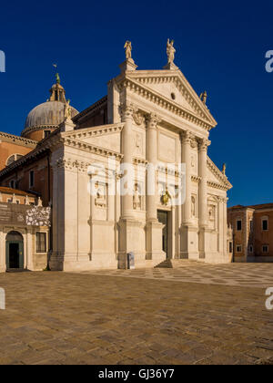 Bianco Marmo istriana la facciata della chiesa di San Giorgio Maggiore, lo stesso nome dell'isola, Venezia, Italia. Foto Stock