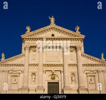 Bianco Marmo istriana la facciata della chiesa di San Giorgio Maggiore, lo stesso nome dell'isola, Venezia, Italia. Foto Stock