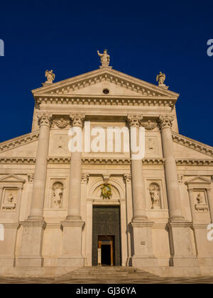 Bianco Marmo istriana la facciata della chiesa di San Giorgio Maggiore, lo stesso nome dell'isola, Venezia, Italia. Foto Stock