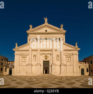 Bianco Marmo istriana la facciata della chiesa di San Giorgio Maggiore, lo stesso nome dell'isola, Venezia, Italia. Foto Stock