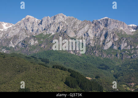 Vista dei Picos de Europa Mountains da campeggio La Viorna vicino a Potes,Cantabria,Spagna settentrionale. Foto Stock