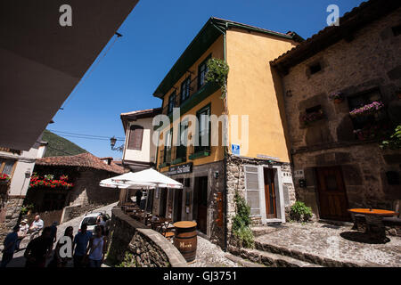 Potes villaggio in Cantabria,Spagna settentrionale,l'Europa. Foto Stock