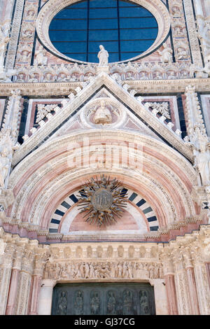 La porta principale di Siena chiesa cattedrale, Toscana, Italia Foto Stock