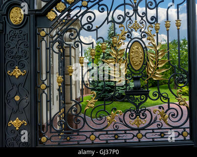 Lusso porta di ferro di un cancello di ingresso di un bellissimo parco Foto Stock