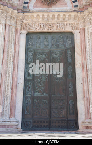 La porta principale di Siena chiesa cattedrale, Toscana, Italia Foto Stock