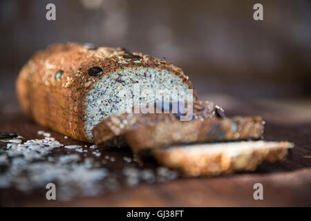 Fresco affettato seminate senza glutine focaccia sulla tabella Foto Stock