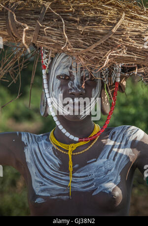 Donna della tribù dei Mursi, Valle dell'Omo, Etiopia Foto Stock