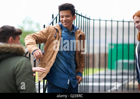 I giovani studenti maschi e femmine in chat on campus Foto Stock