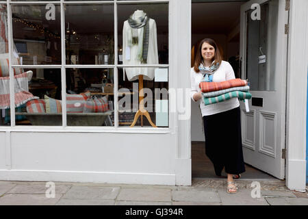 Proprietario di un negozio di porta in tessuto di contenimento Foto Stock