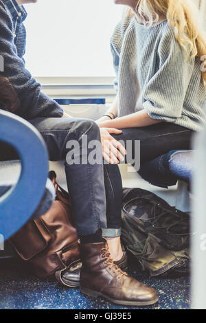 Collo in giù in vista romantica di coppia giovane viaggiando in treno carrello, Italia Foto Stock