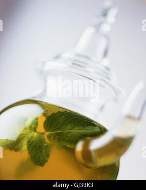 Il tè alla menta in vetro teiera Foto Stock