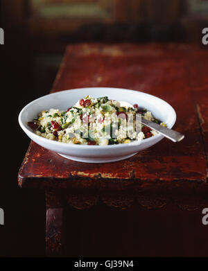 Il cous cous insalata in ciotola Foto Stock