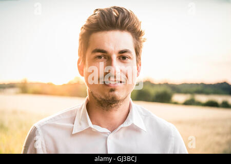 Ritratto di smart giovane uomo Foto Stock