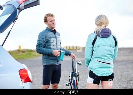 I ciclisti in chat prima di corsa Foto Stock