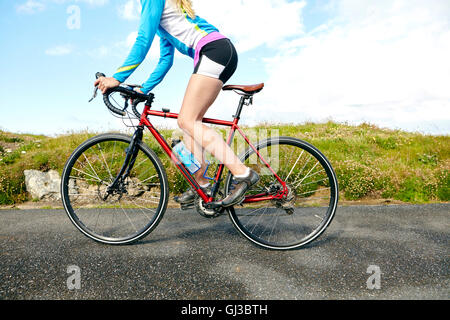 Ciclista equitazione sulla strada di campagna Foto Stock